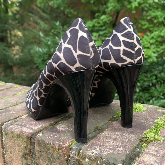 Bandolino animal print 4” Classic heels with slight platform - Picture 5 of 9